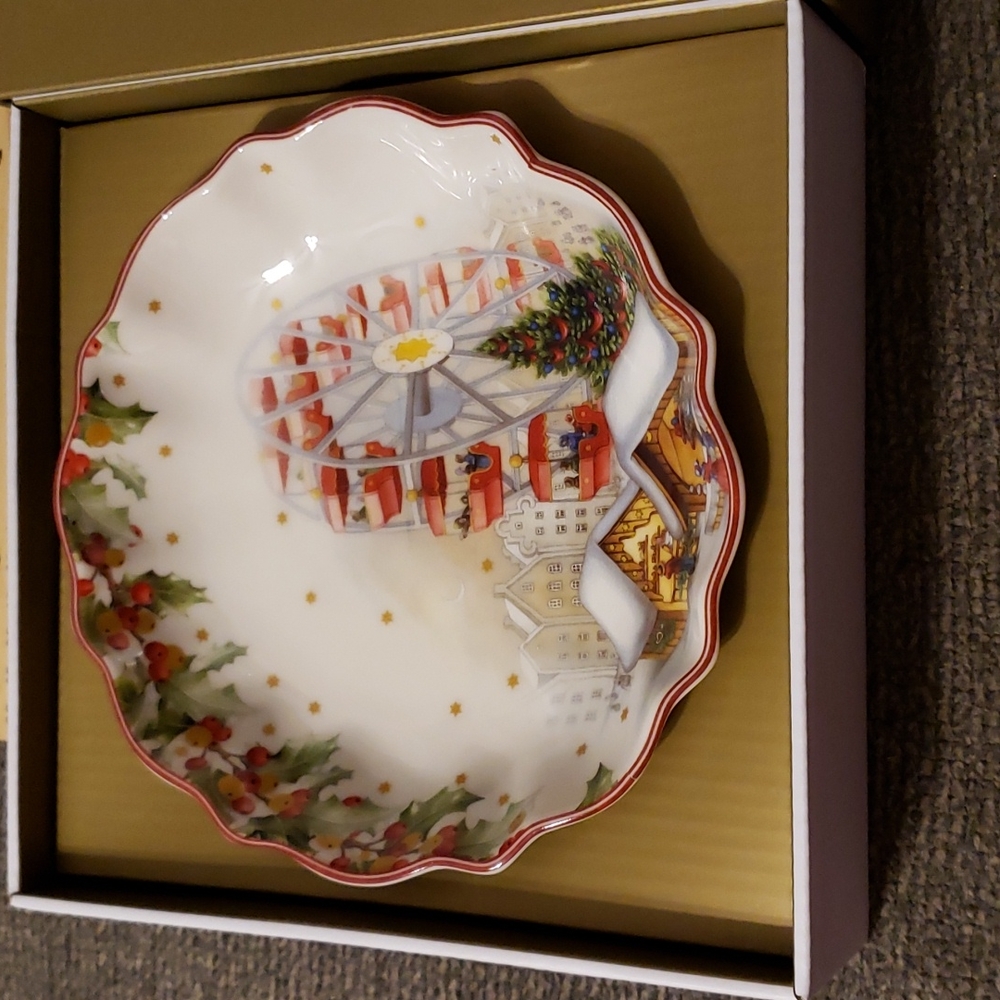 A beautiful Villeroy and Boch Winter ferrieswheel. NWOT